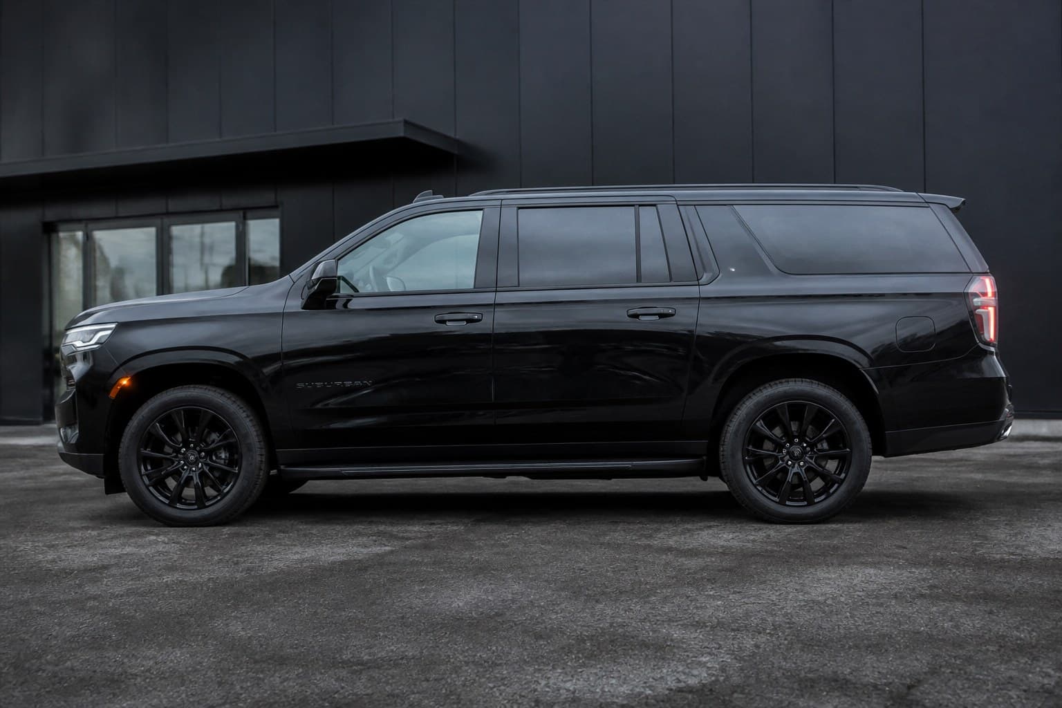 Chevrolet Suburban exterior 2